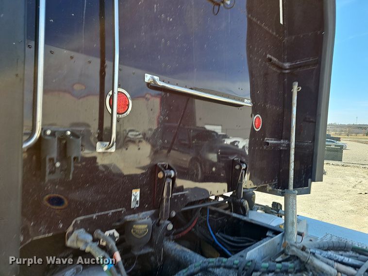 image for item EJ6028 2014 Peterbilt  386 semi truck