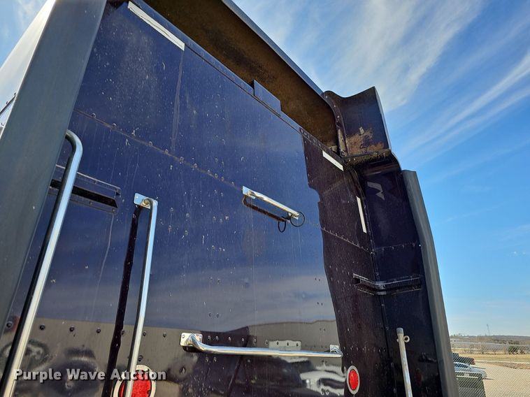 image for item EJ6028 2014 Peterbilt  386 semi truck