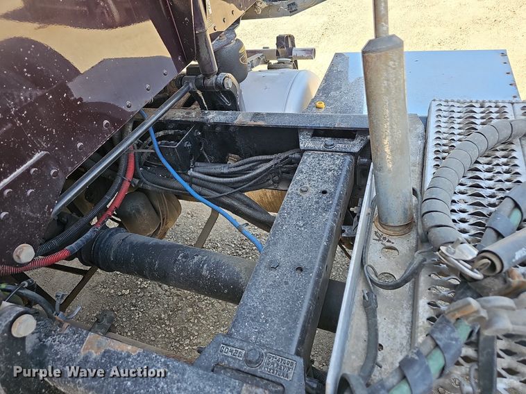 image for item EJ6028 2014 Peterbilt  386 semi truck