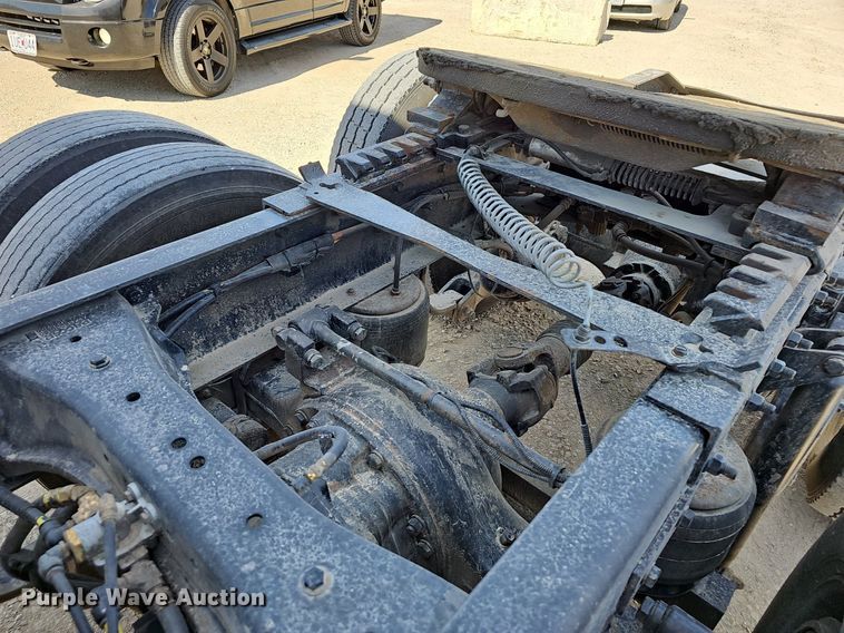 image for item EJ6028 2014 Peterbilt  386 semi truck