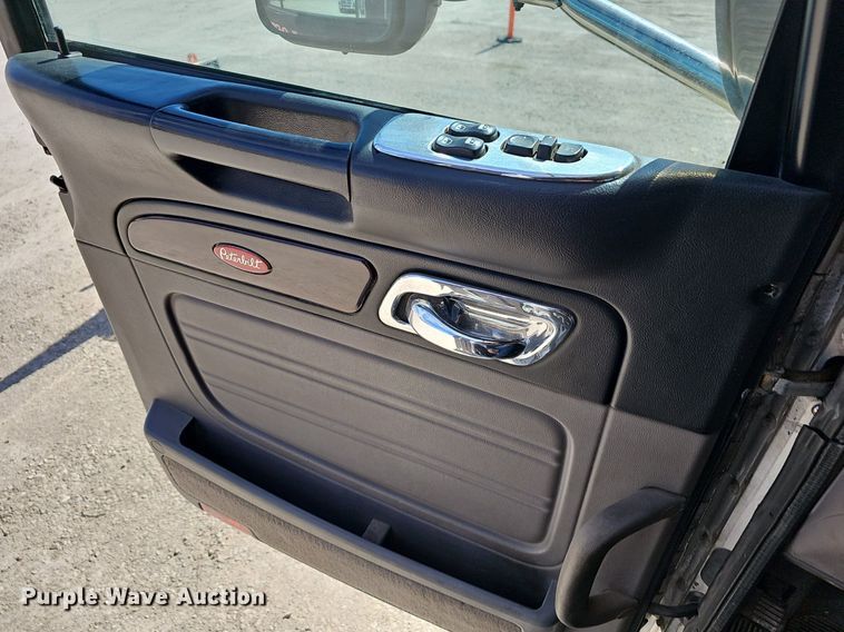 image for item EJ6028 2014 Peterbilt  386 semi truck