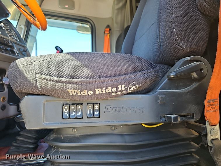 image for item EJ6028 2014 Peterbilt  386 semi truck