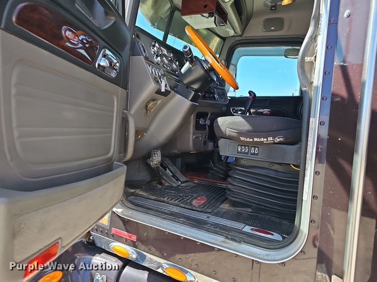 image for item EJ6028 2014 Peterbilt  386 semi truck