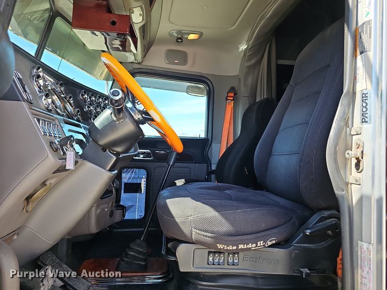 image for item EJ6028 2014 Peterbilt  386 semi truck