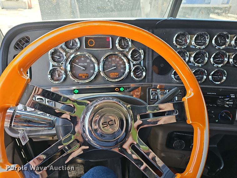 image for item EJ6028 2014 Peterbilt  386 semi truck