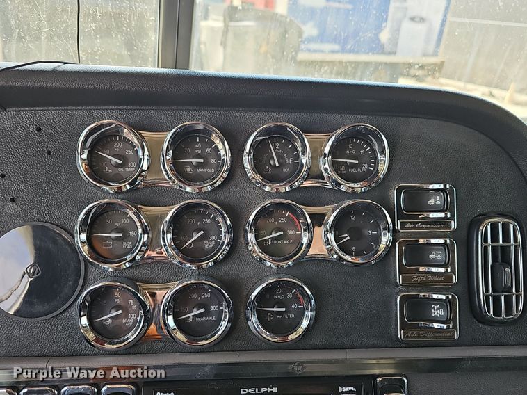 image for item EJ6028 2014 Peterbilt  386 semi truck