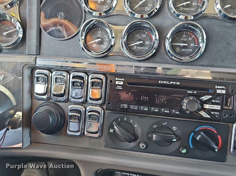 image for item EJ6028 2014 Peterbilt  386 semi truck