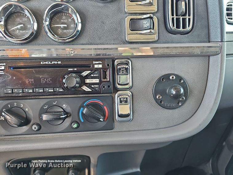 image for item EJ6028 2014 Peterbilt  386 semi truck