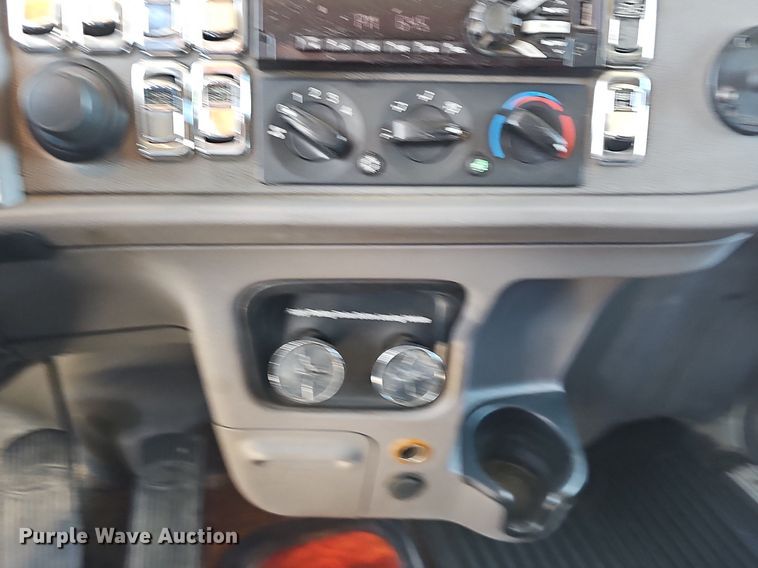 image for item EJ6028 2014 Peterbilt  386 semi truck