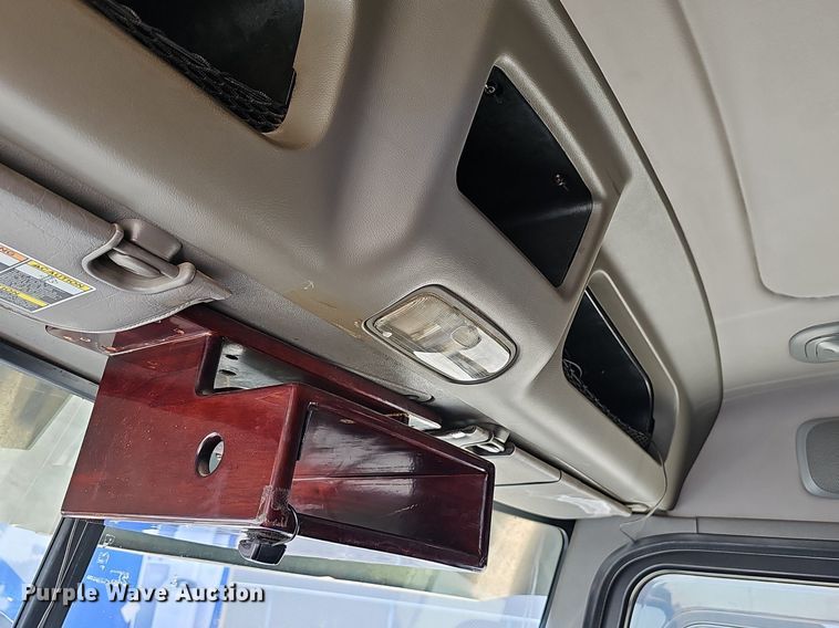 image for item EJ6028 2014 Peterbilt  386 semi truck