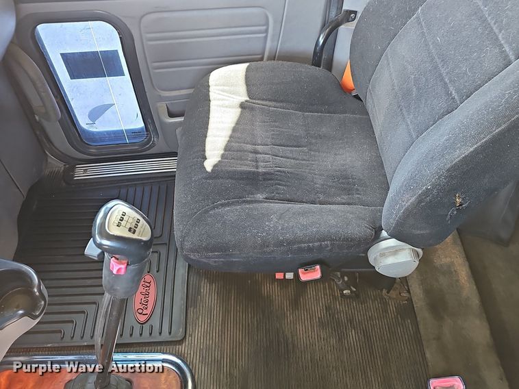 image for item EJ6028 2014 Peterbilt  386 semi truck