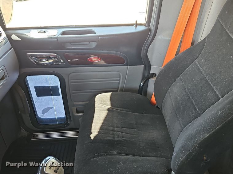 image for item EJ6028 2014 Peterbilt  386 semi truck