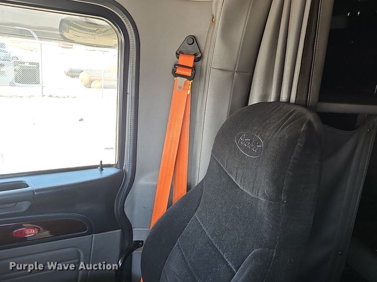 image for item EJ6028 2014 Peterbilt  386 semi truck