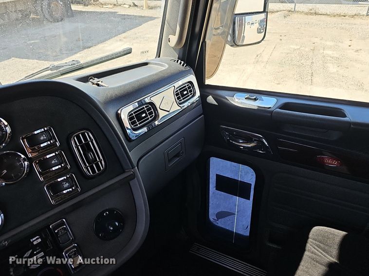 image for item EJ6028 2014 Peterbilt  386 semi truck