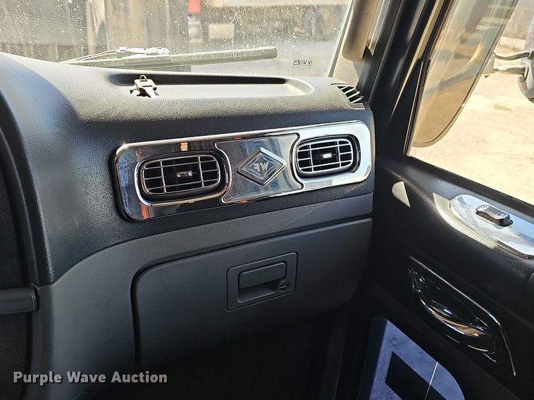 image for item EJ6028 2014 Peterbilt  386 semi truck