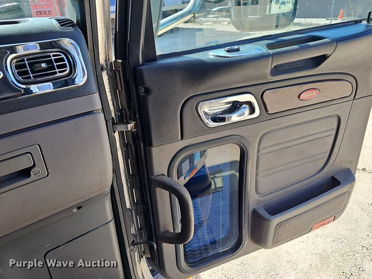 image for item EJ6028 2014 Peterbilt  386 semi truck