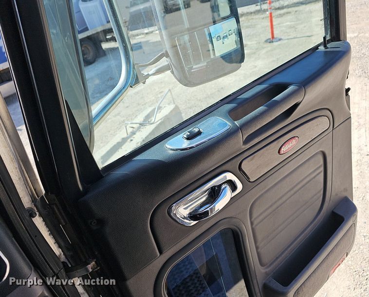 image for item EJ6028 2014 Peterbilt  386 semi truck