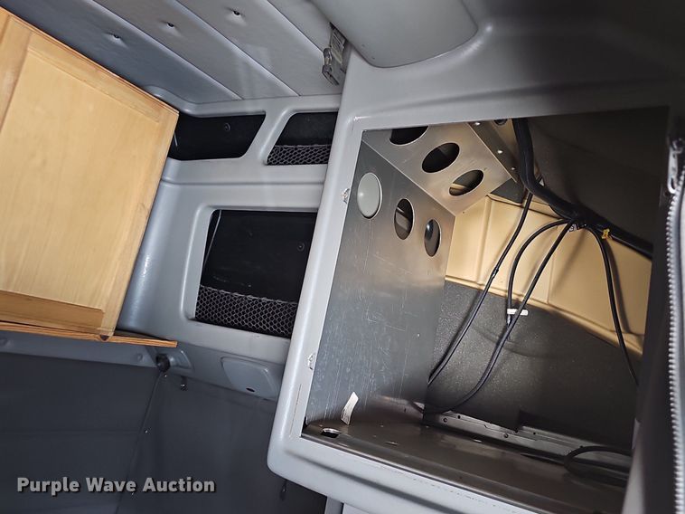 image for item EJ6028 2014 Peterbilt  386 semi truck