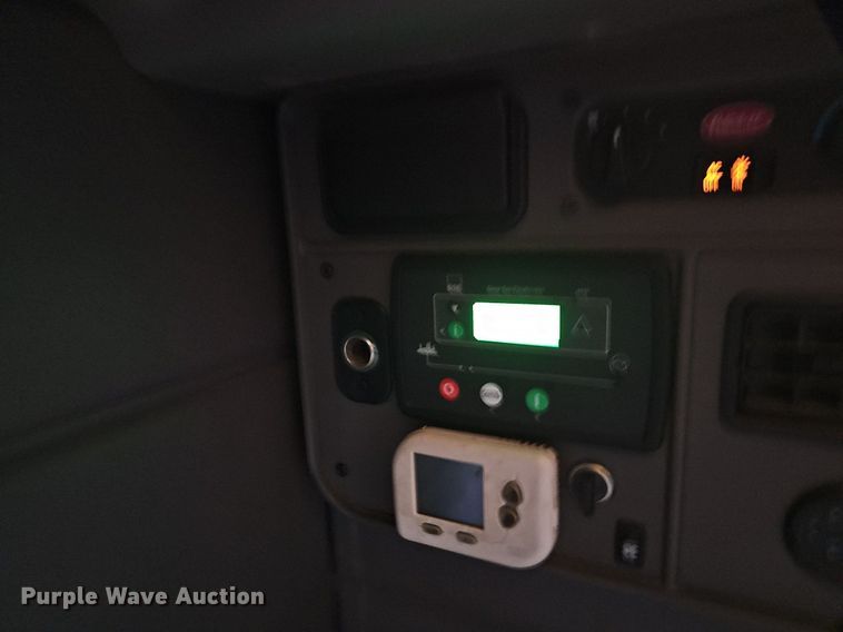 image for item EJ6028 2014 Peterbilt  386 semi truck