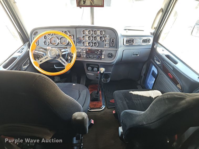 image for item EJ6028 2014 Peterbilt  386 semi truck