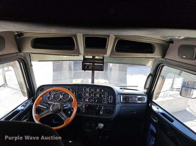 image for item EJ6028 2014 Peterbilt  386 semi truck