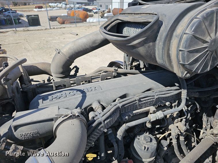 image for item EJ6028 2014 Peterbilt  386 semi truck