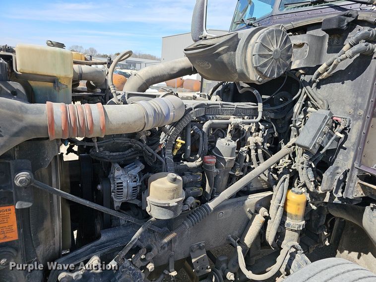 image for item EJ6028 2014 Peterbilt  386 semi truck