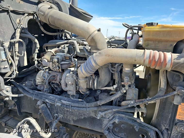 image for item EJ6028 2014 Peterbilt  386 semi truck