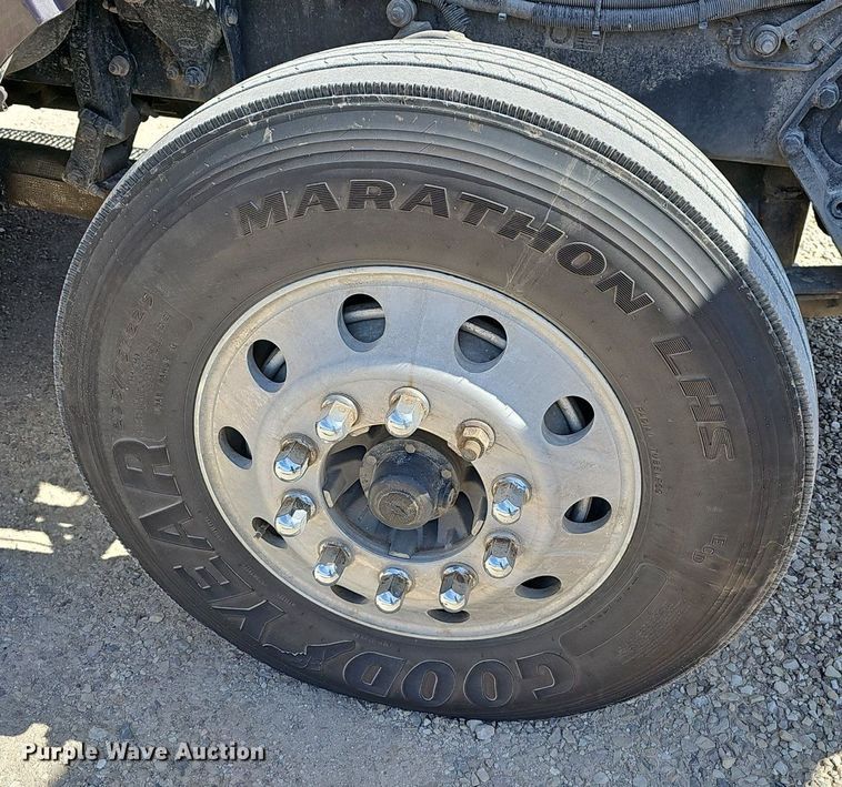 image for item EJ6028 2014 Peterbilt  386 semi truck