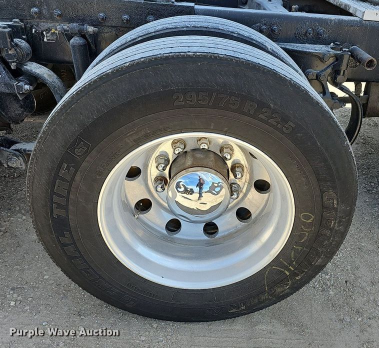 image for item EJ6028 2014 Peterbilt  386 semi truck