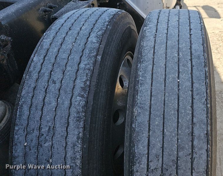 image for item EJ6028 2014 Peterbilt  386 semi truck