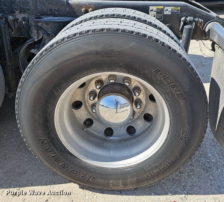 image for item EJ6028 2014 Peterbilt  386 semi truck