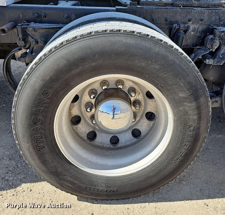 image for item EJ6028 2014 Peterbilt  386 semi truck