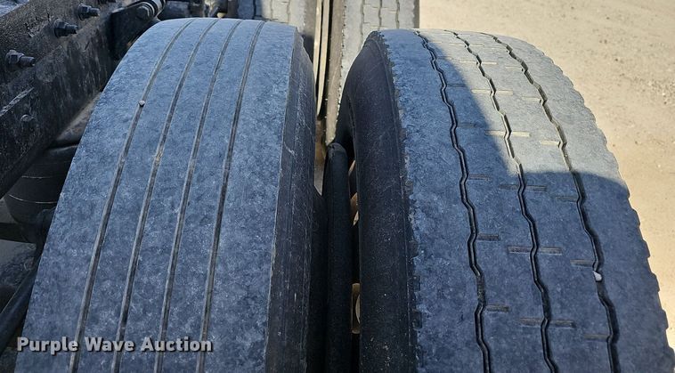 image for item EJ6028 2014 Peterbilt  386 semi truck