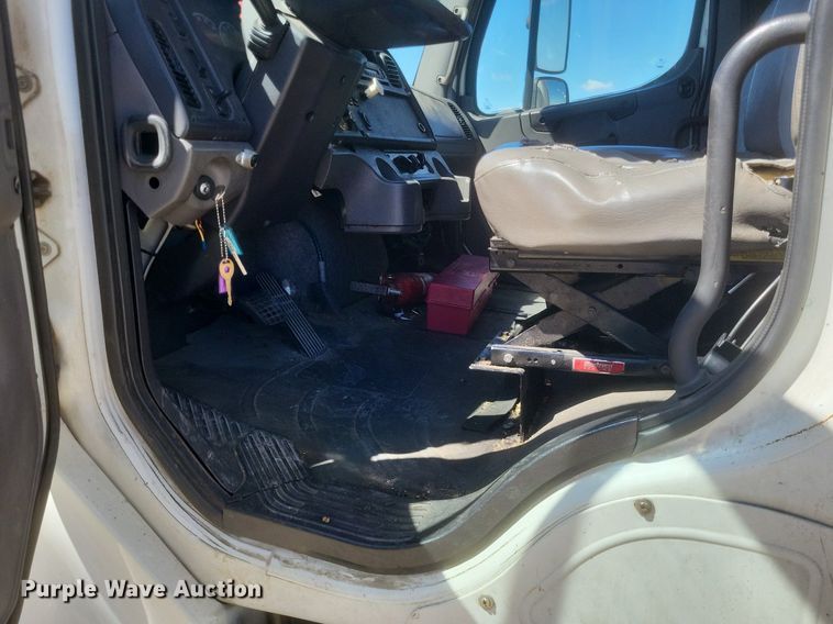 image for item EJ7907 2007 Freightliner Business Class M2 box truck