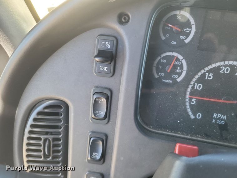 image for item EJ7907 2007 Freightliner Business Class M2 box truck