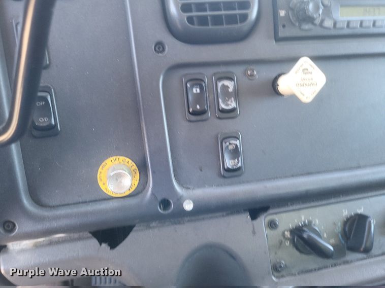 image for item EJ7907 2007 Freightliner Business Class M2 box truck