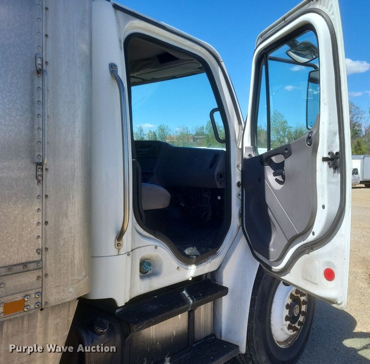 image for item EJ7907 2007 Freightliner Business Class M2 box truck