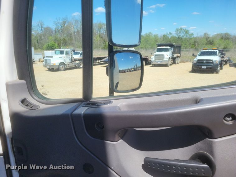 image for item EJ7907 2007 Freightliner Business Class M2 box truck