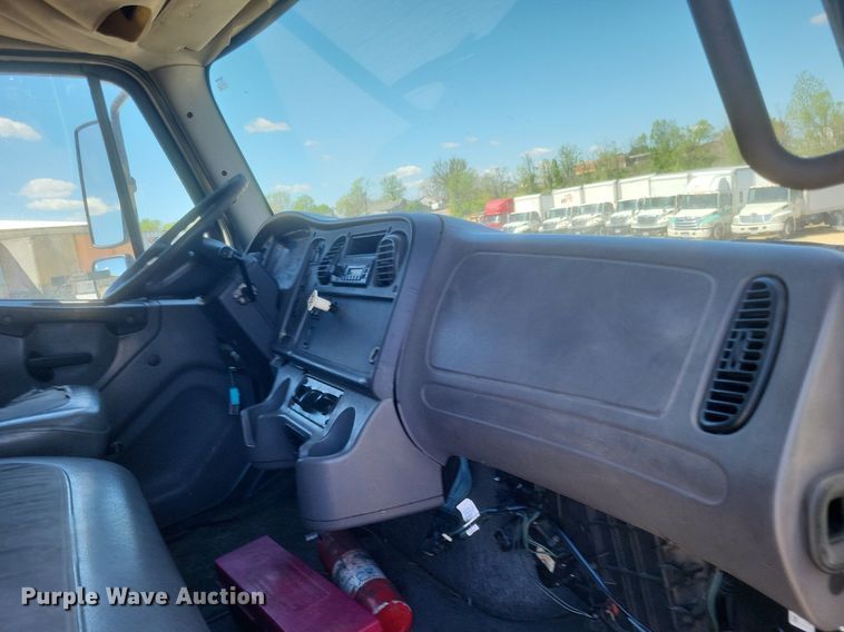 image for item EJ7907 2007 Freightliner Business Class M2 box truck