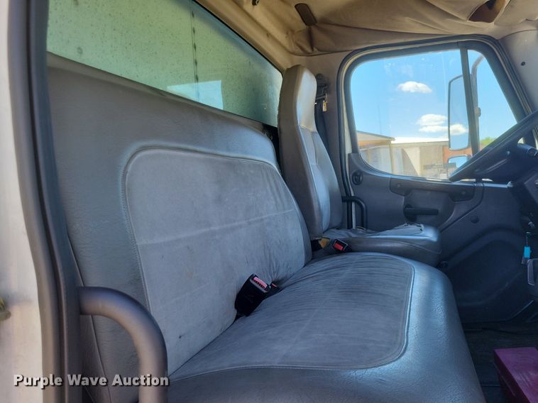 image for item EJ7907 2007 Freightliner Business Class M2 box truck