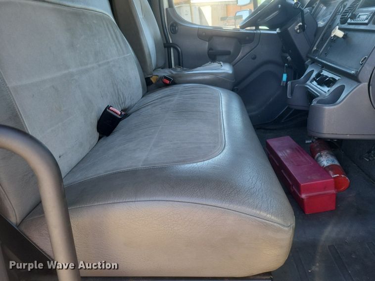 image for item EJ7907 2007 Freightliner Business Class M2 box truck