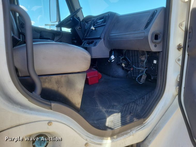 image for item EJ7907 2007 Freightliner Business Class M2 box truck