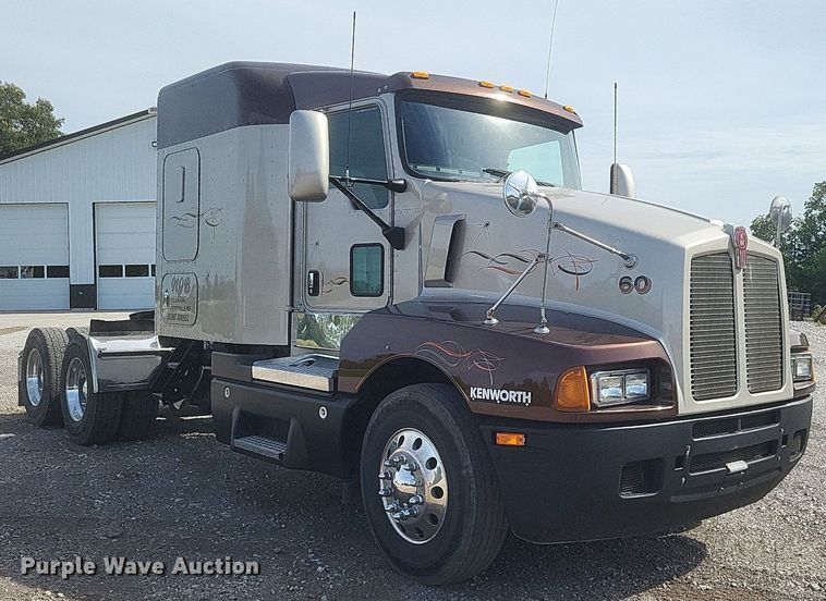 image for item EJ7995 2005 Kenworth  T600 Aerocab semi truck