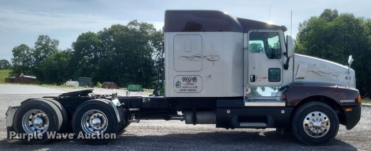 image for item EJ7995 2005 Kenworth  T600 Aerocab semi truck