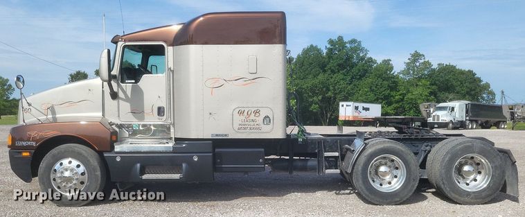 image for item EJ7995 2005 Kenworth  T600 Aerocab semi truck