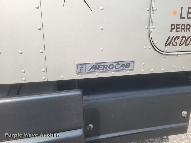 image for item EJ7995 2005 Kenworth  T600 Aerocab semi truck