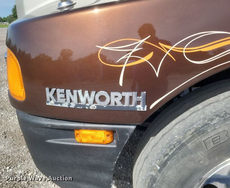 image for item EJ7995 2005 Kenworth  T600 Aerocab semi truck