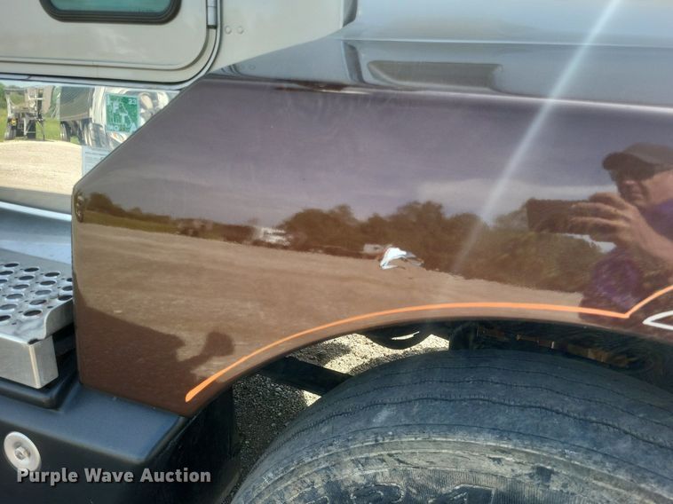 image for item EJ7995 2005 Kenworth  T600 Aerocab semi truck