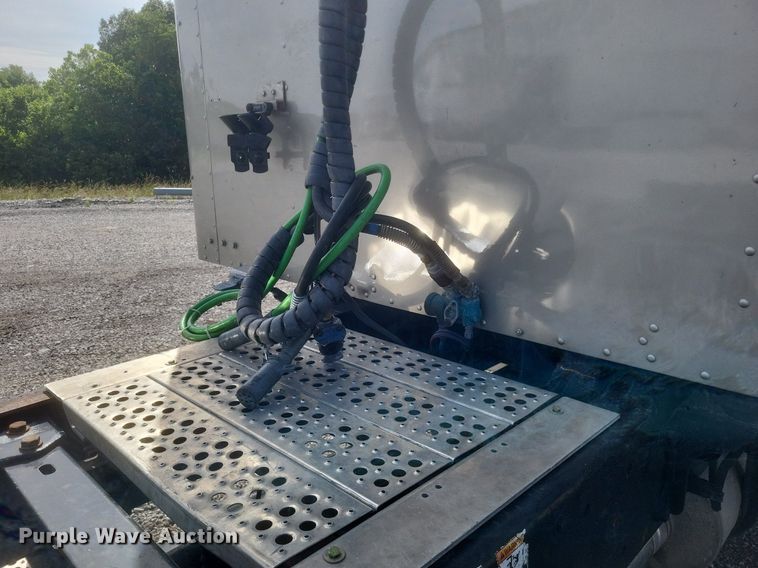 image for item EJ7995 2005 Kenworth  T600 Aerocab semi truck